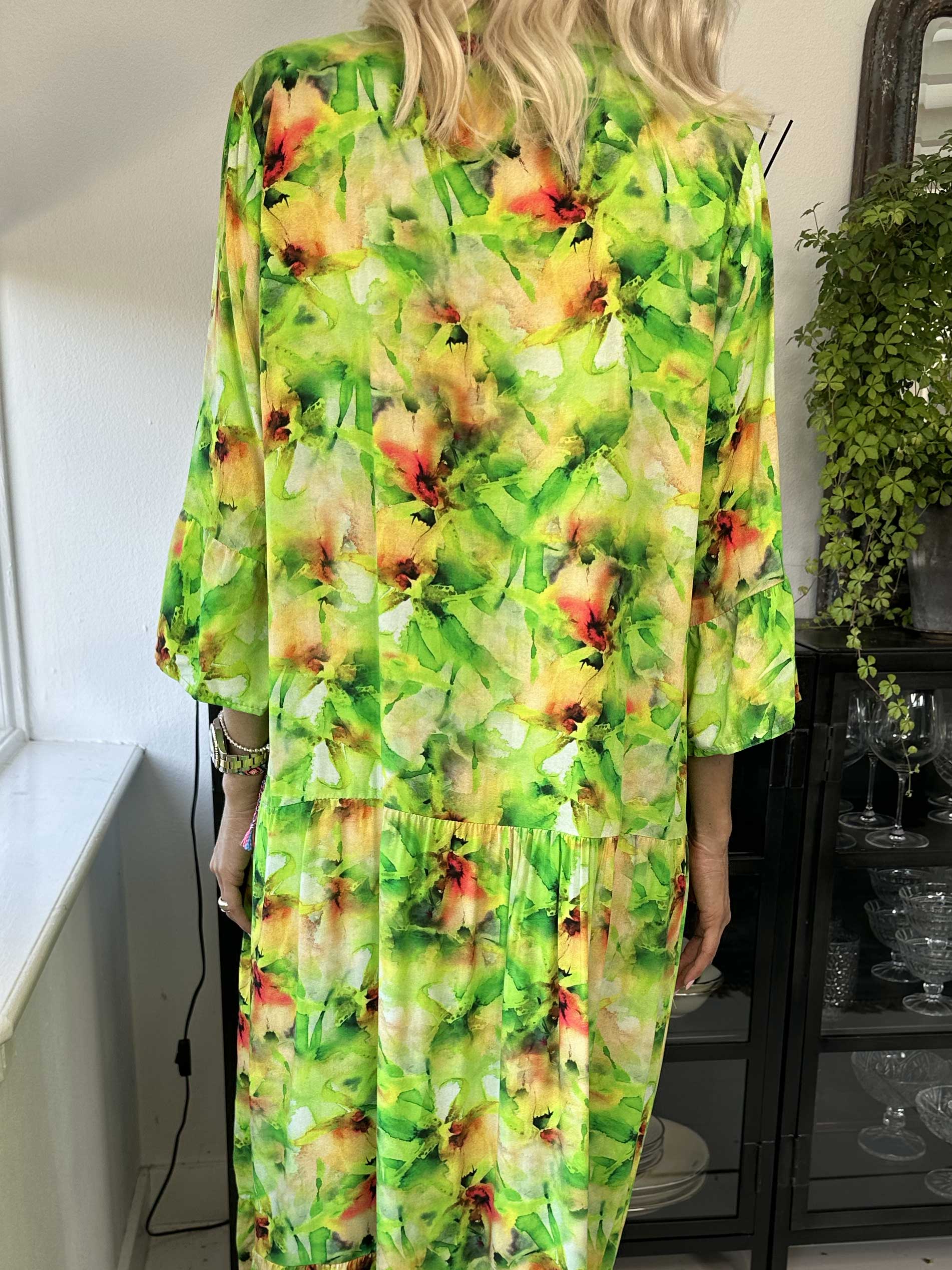 Timian - Lang mønstret kjole med lag på lag look